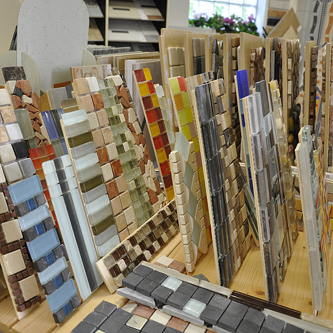 Bordüren aus Glas, Keramik und Naturstein