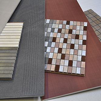 Variationen Feinsteinzeug/Metallauflage